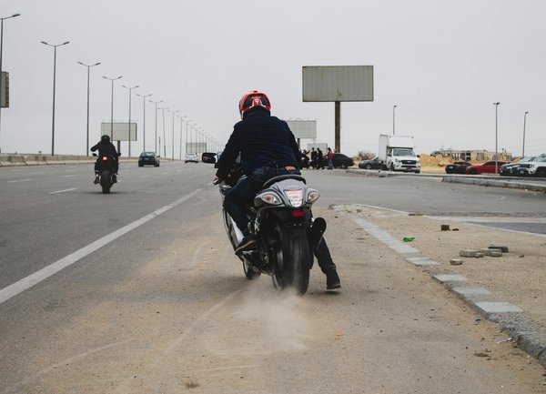 Quels dispositifs de sécurité sont essentiels pour les véhicules de transport de produits périssables?