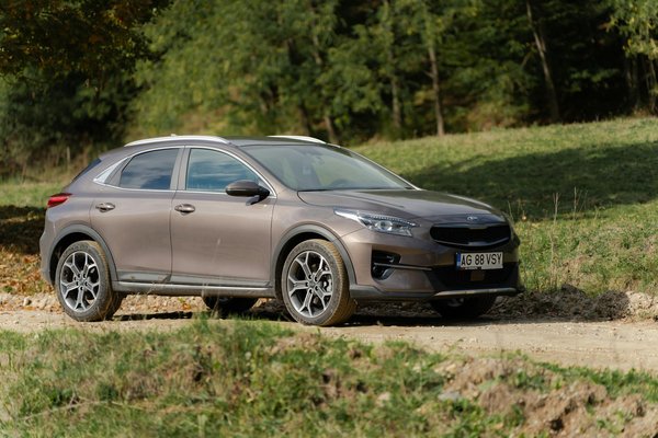 Quels sont les meilleurs accessoires pour équiper une voiture électrique pour les longs trajets?